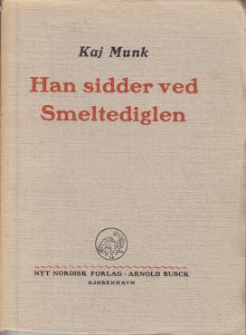Han sidder ved smeltediglen