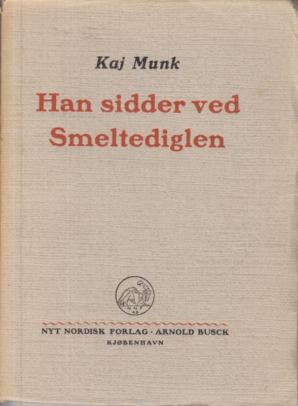 Han sidder ved smeltediglen