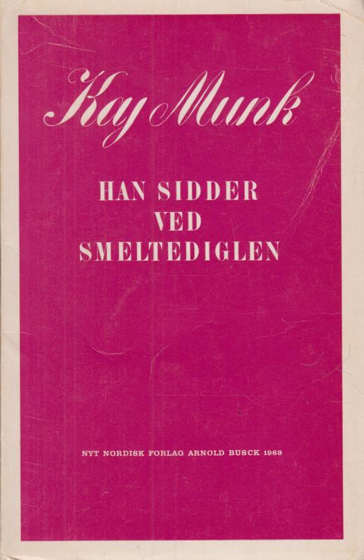 Han sidder ved smeltediglen